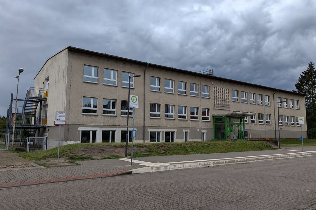Unsanierte Schule in Goldbeck (Landkreis Stendal) im vergangenen Sommer: Laut Landkreistag besteht in Sachsen-Anhalts Schulen ein Investitionsstau von rund 500 Millionen Euro.