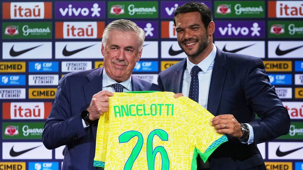 Der brasilianische Fußballverband muss den Einsatz eines nicht lizenzierten Beraters bei der Verpflichtung von Nationaltrainer Carlo Ancelotti (l) erklären. (Archivbild)