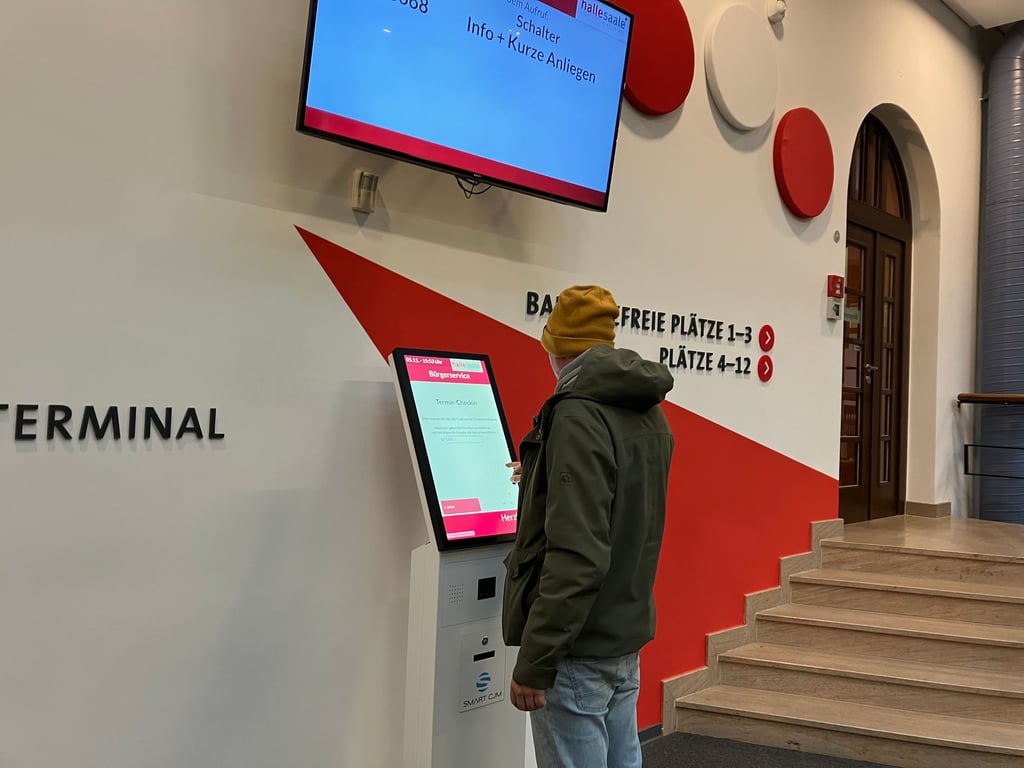 Check-In-Terminal beim Bürgerservice in Halle: In der Saalestadt können Einwohner nur mit einer vorigen Anmeldung vorsprechen.