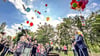 Viele bunte Luftballons sind zur Eröffnung des neuen Spielplatzes mit OB Armin Schenk in der Fuhneaue aufgestiegen.