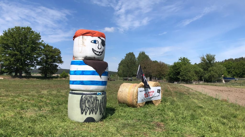 Ein Pirat aus Stroh lädt zum Piratenfest ins Waldbad Zichtau ein.
