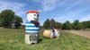 Ein Pirat aus Stroh lädt zum Piratenfest ins Waldbad Zichtau ein.