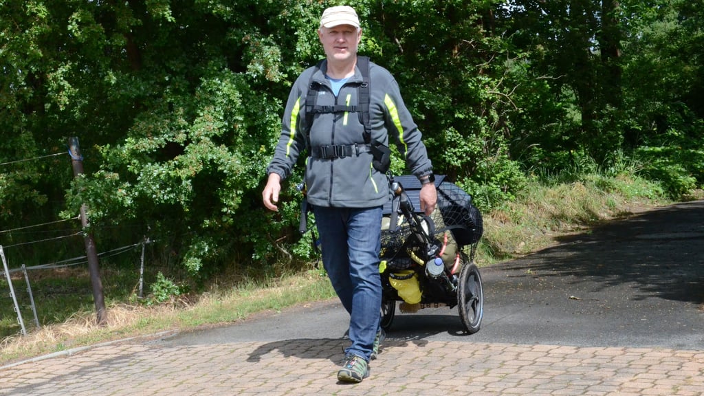 Jürgen Benecke aus Beetzendorf erfüllt sich einen Traum: Er will von seinem Heimatort bis Santiago de Compostela pilgern. Etwa 40 Kilogramm Gepäck zieht er hinter sich her.