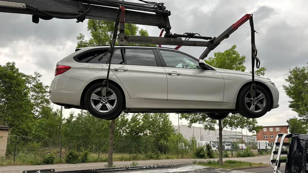 Falsch geparkt - schon hängt das Auto "am Haken" des Abschleppdienstes. So wie hier in der Maybachstraße in Magdeburg