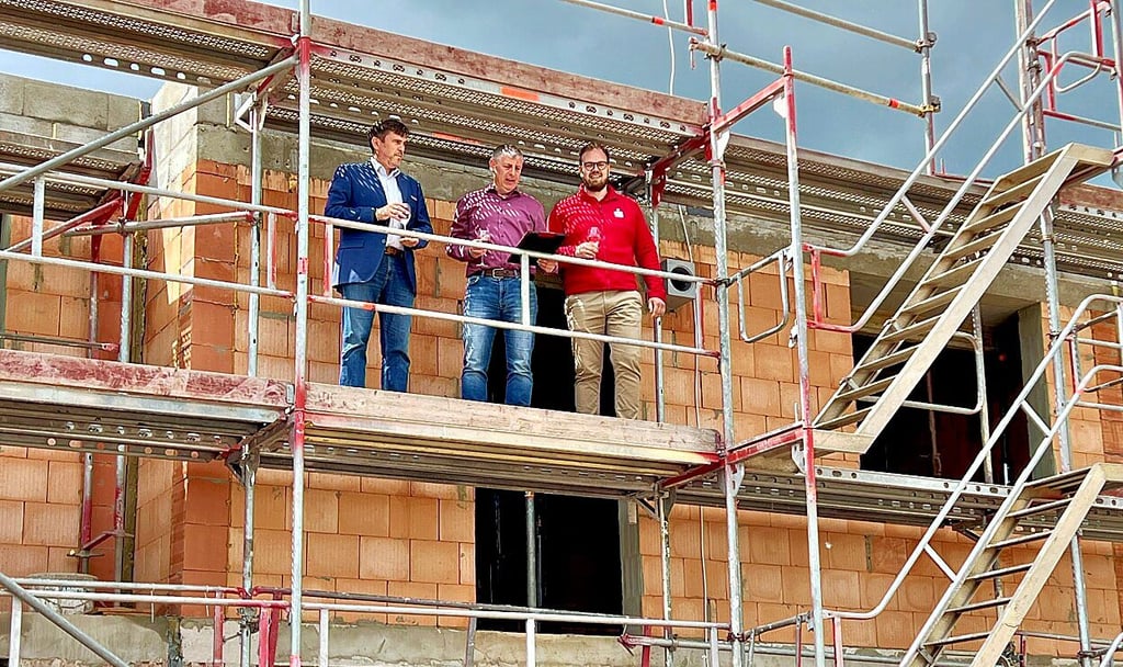 Die Sparkasse hat das „Dichtfest" für die neuen Reihenhäuser am Gnetscher Weg gefeiert.
