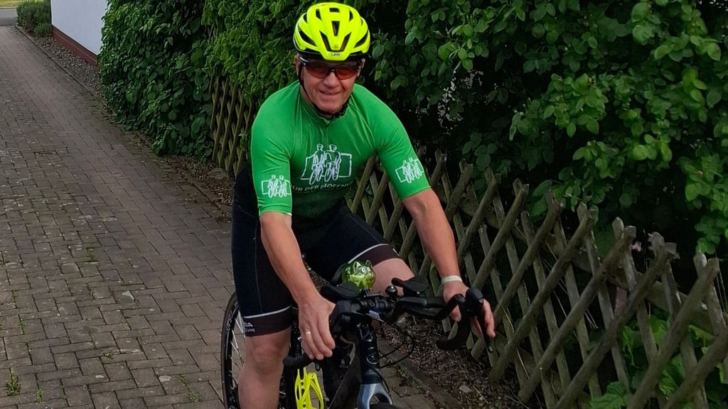 Der Harzer Roland Jahn beim Fahrrad-Training für seine Spendentour.