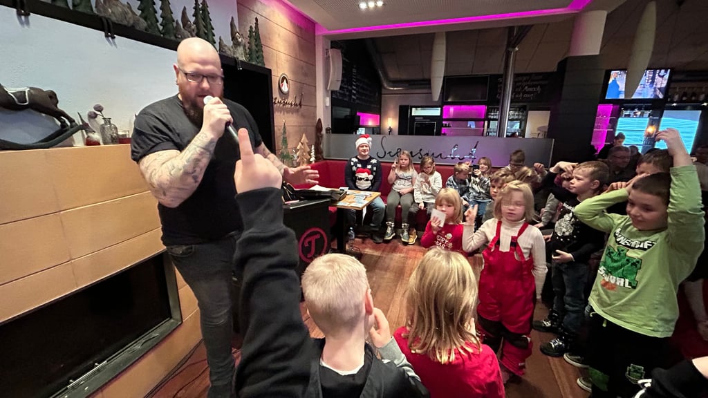 Wenn Pascal Bock von Schildegart und ihren Freunden im Riff Sonnental singt, ist die Freude bei den Kindernstets groß.