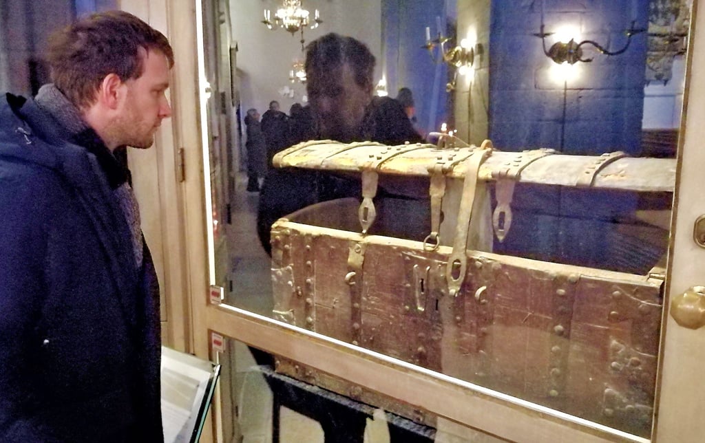 Der Stendaler Matthias Neumann schaute sich beim Visby-Besuch im November 2024 die St.-Petri-Truhe im Mariendom an.