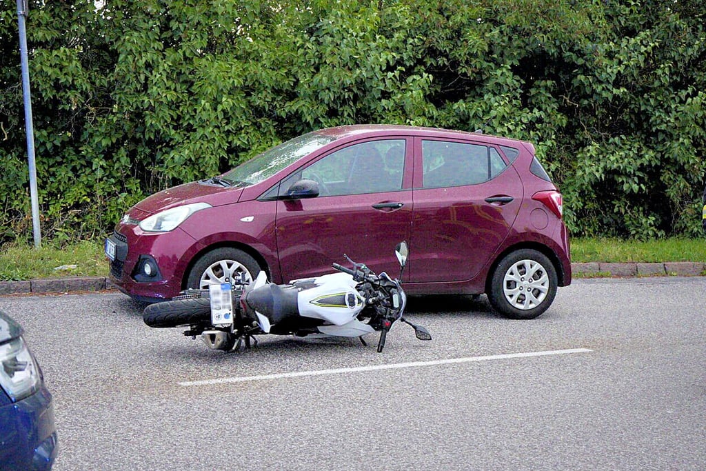 Bei diesem Unfall auf der B183 in Prosigk wurde ein Motorradfahrer schwer verletzt.