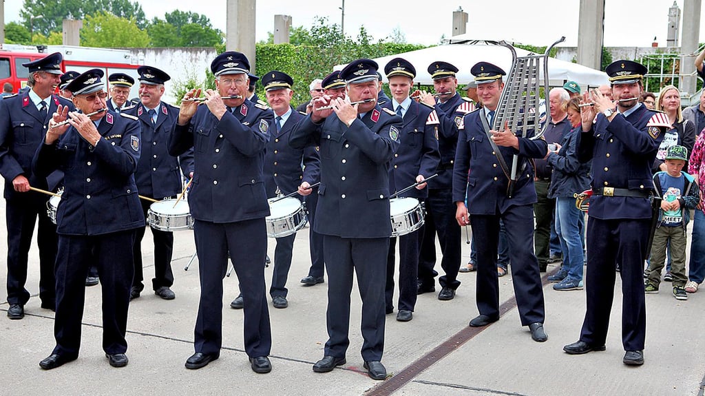 Der Spielmannszug der Freiwilligen Feuerwehr Zörbig war auch beim 90-jährigen Bestehen vor dem Gerätehaus im musikalischen Einsatz.