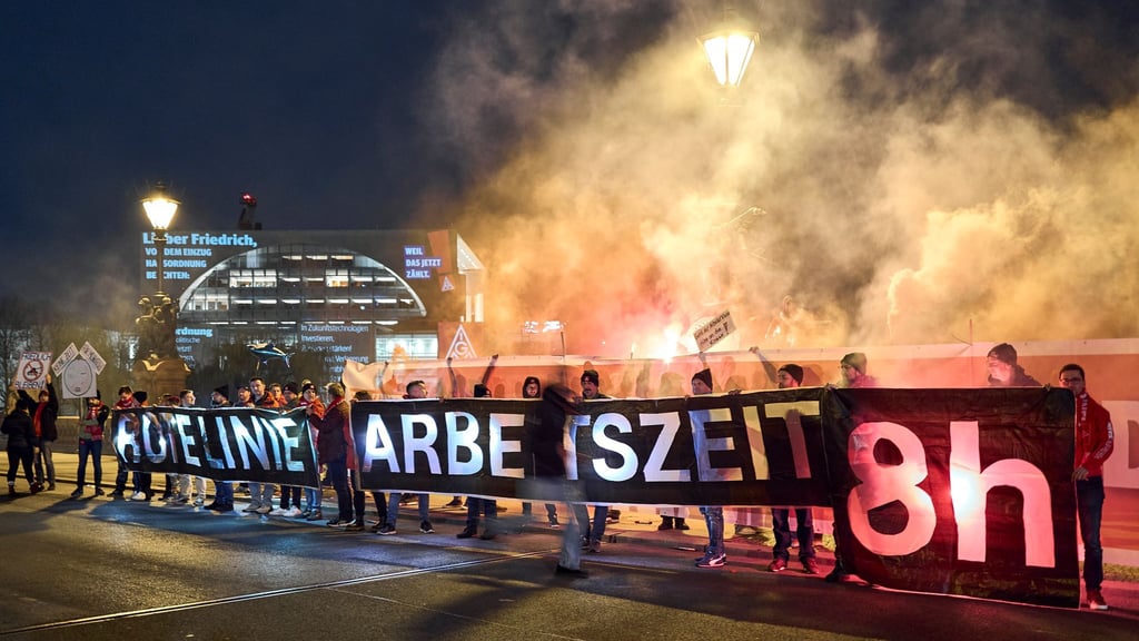 Die Gewerkschaften lehnen die Abkehr vom Acht-Stunden-Tag ab - eine Studie fasst die Gegenargumente zusammen. (Archivbild)