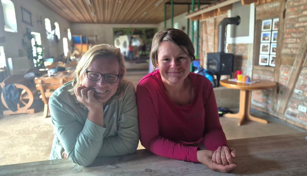 Freuen sich auf das erste Scheunencafé: Susan Sperling (l.) und Katja Westphal.