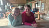Freuen sich auf das erste Scheunencafé: Susan Sperling (l.) und Katja Westphal.