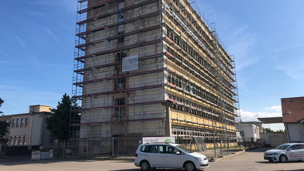 Das einst zur Firma Mertik gehörende Hochhaus am Klopstockweg in Quedlinburg ist komplett eingerüstet.