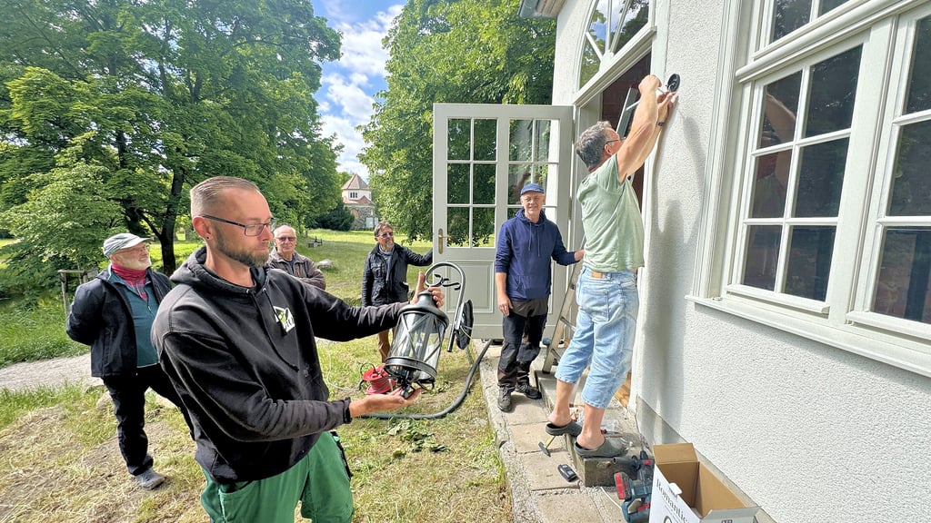 Das Teehaus im Schlosspark Möckern stand beim jüngsten Arbeitseinsatz im Mittelpunkt der Vereinsmitglieder. Auch neue Lampen wurden angebracht.
