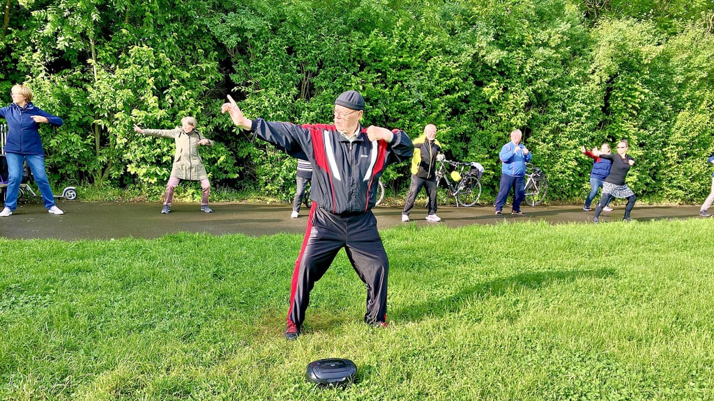 Volkmar Rohse macht täglich Tai-Chi und Qigong auf der Ziegelwiese. Mitmachen kann jeder, der möchte.