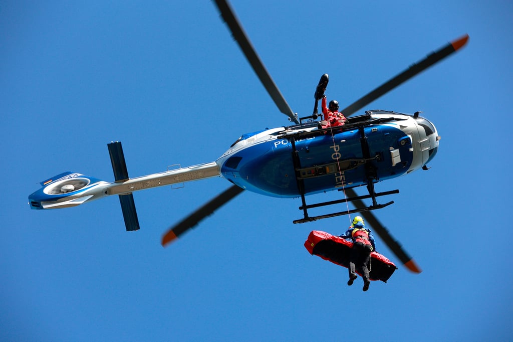 Geraten Wanderer in unwegsamem Gelände in Not, seilen sich die Bergretter an Helikoptern ab. Das war zuletzt im Harz nötig, als eine Seniorin sich bei einem Sturz verletzte.
