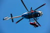 Geraten Wanderer in unwegsamem Gelände in Not, seilen sich die Bergretter an Helikoptern ab. Das war zuletzt im Harz nötig, als eine Seniorin sich bei einem Sturz verletzte.
