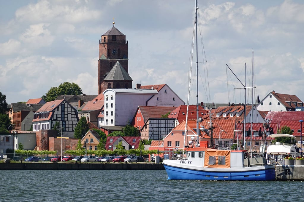 Ein Passant wollte einen Angler aus dem Hafenbecken in Wolgast retten.