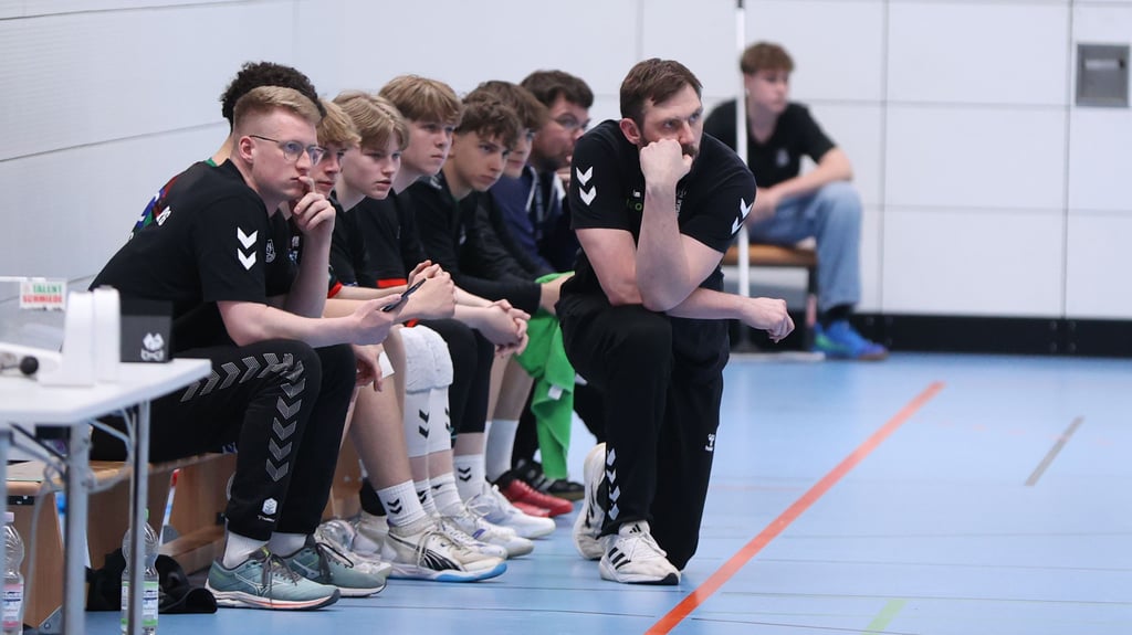 Trainer Pasqual Tovornik (re.) und die B-Junioren des SC Magdeburg trennt nur noch ein Spiel vom Titel.