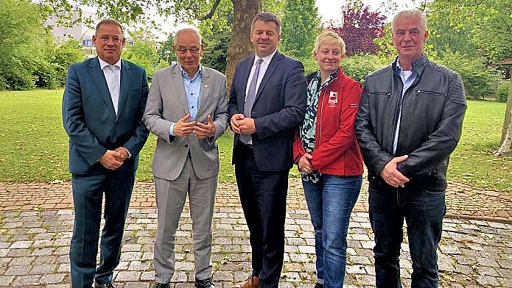 Treffen am SKW-Gästehaus: Carsten Franzke, Michael Vassiliadis, Sven Schulze, Stephanie Albrecht-Suliak, Jens Richter (v.l.)