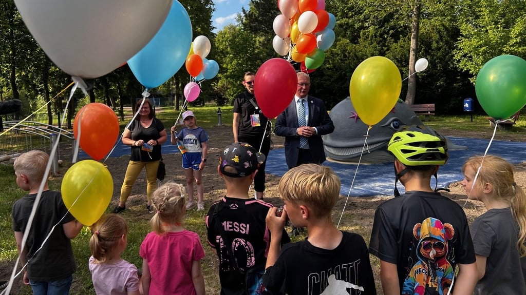 OB Armin Schenk weihte den neuen Spielplatz mit den Kindern und vielen bunten Luftballons ein.Spielplatz Fuhneaue