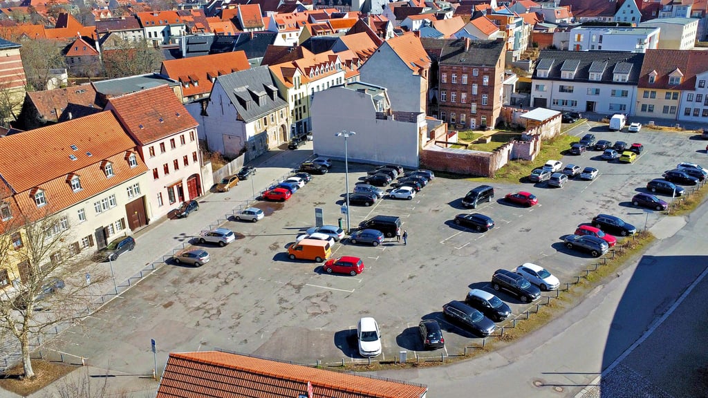 Noch parken am Burgplatz Autos. Bald soll hier ein neues Amtsgericht errichtet werden.