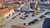 Noch parken am Burgplatz Autos. Bald soll hier ein neues  Amtsgericht errichtet werden.