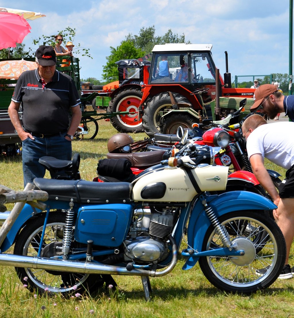 Verschiedene ältere Motorradmodelle zogen ebenfalls die interessierten Blicke der Besucher auf sich.