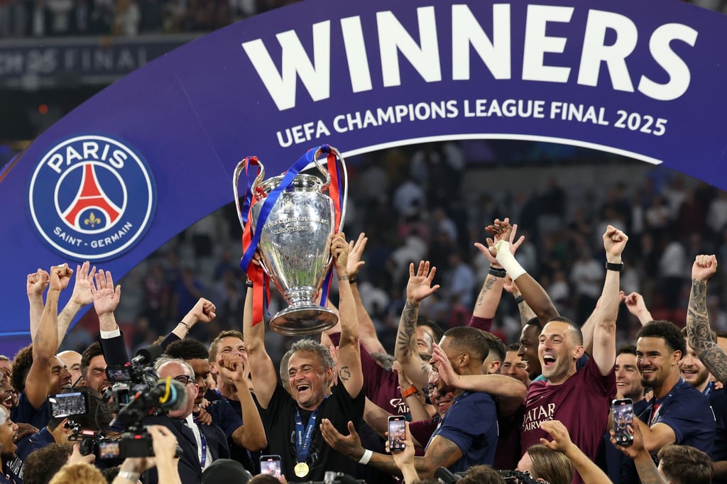 Luis Enrique feiert mit seinem Team den Sieg in der Champions League