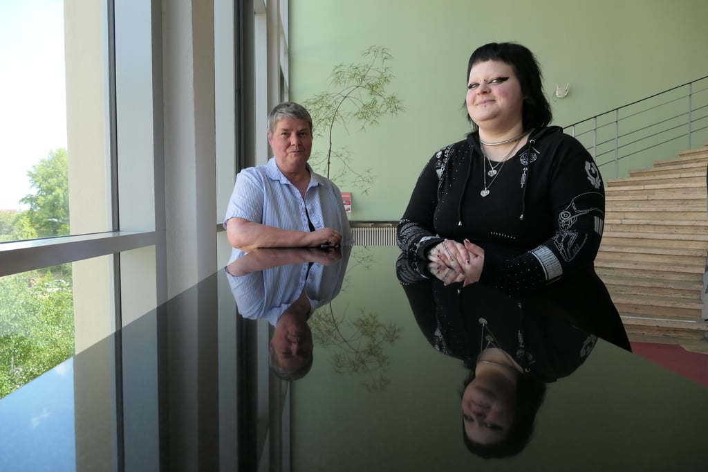 28 Jahre leitete Gabi Meister (l.) das International Office und Sprachenzentrum der Hochschule Merseburg. Ihre Nachfolger Maud Winter ist 28 Jahre alt.