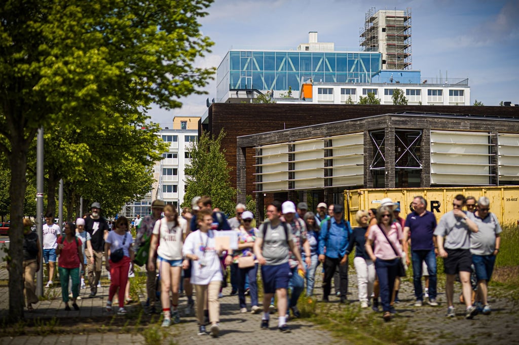 Bei sonnigem Wetter öffnen die früheren Expo-Pavillons ihre Türen für die Besucher.