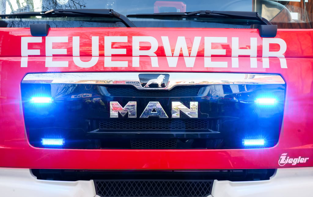 Zehn Fahrzeuge der freiwilligen Feuerwehren aus Kretzschau, Droyßig, Salsitz, Döschwitz und Zeitz waren zur Brandbekämpfung vor Ort.