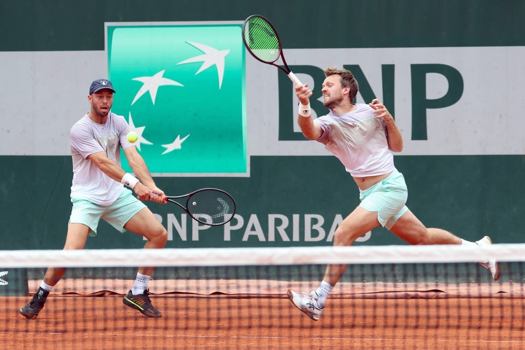 Das deutsche Davis-Cup-Doppel ist in Paris früh ausgeschieden.