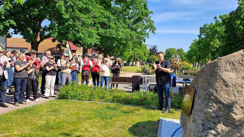 Vereinschef Peter Schenk nach der Enthüllung des Gedenksteines vor zahlreichen Interessierten