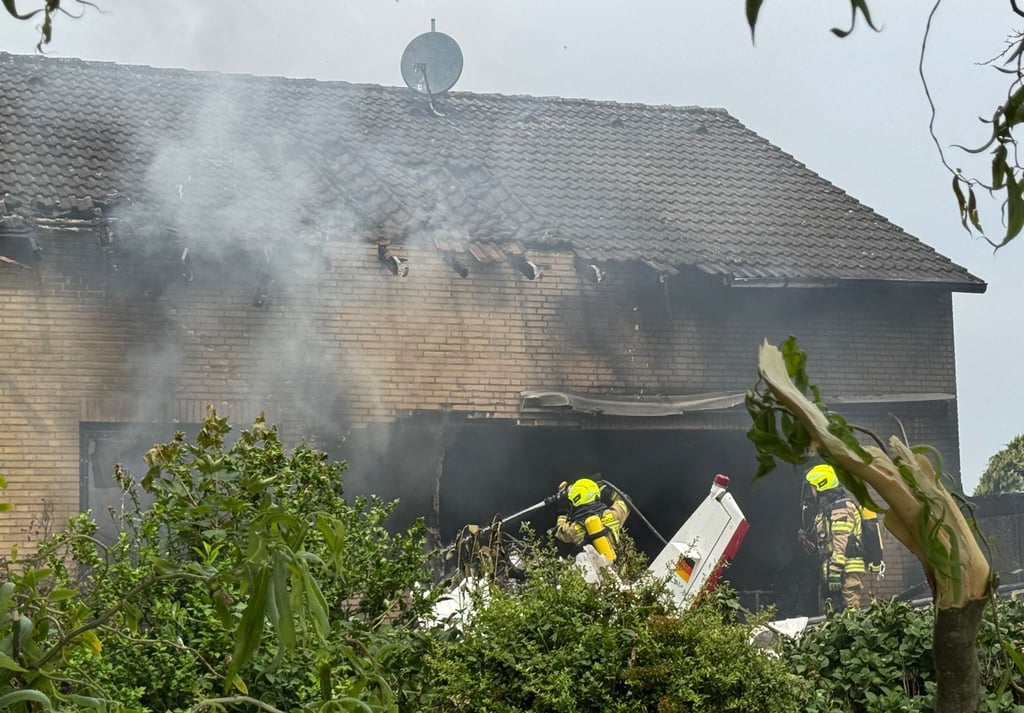 Die Feuerwehr löscht in einem Großeinsatz mit etwa 50 Kräften.