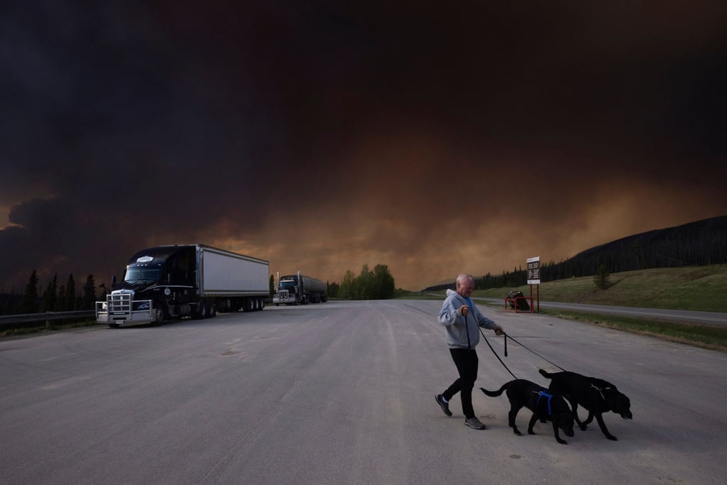 Der Himmel schwarz: So viele Waldbrände hat Kanada selten gleichzeitig erlebt. Gefährliche Waldbrände verdunkeln mittlerweile auch in Kanadas westlichster Provinz British Columbia den Horizont.