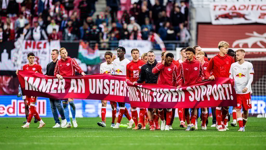 Der Kader von RB Leipzig bedankt sich nach dem letzten Spieltag bei seinen Fans