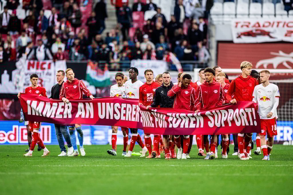 Der Kader von RB Leipzig bedankt sich nach dem letzten Spieltag bei seinen Fans