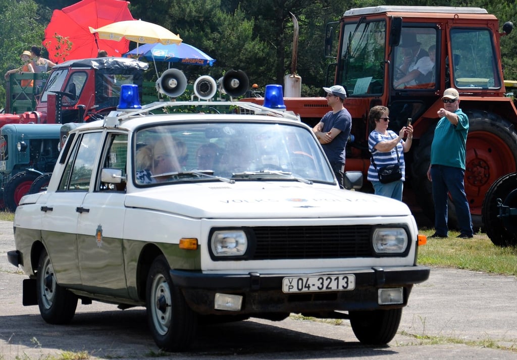 Sogar die Volkspolizei war beim 2. Zerbster Trecker- und Oldtimer-Treffen anwesend.