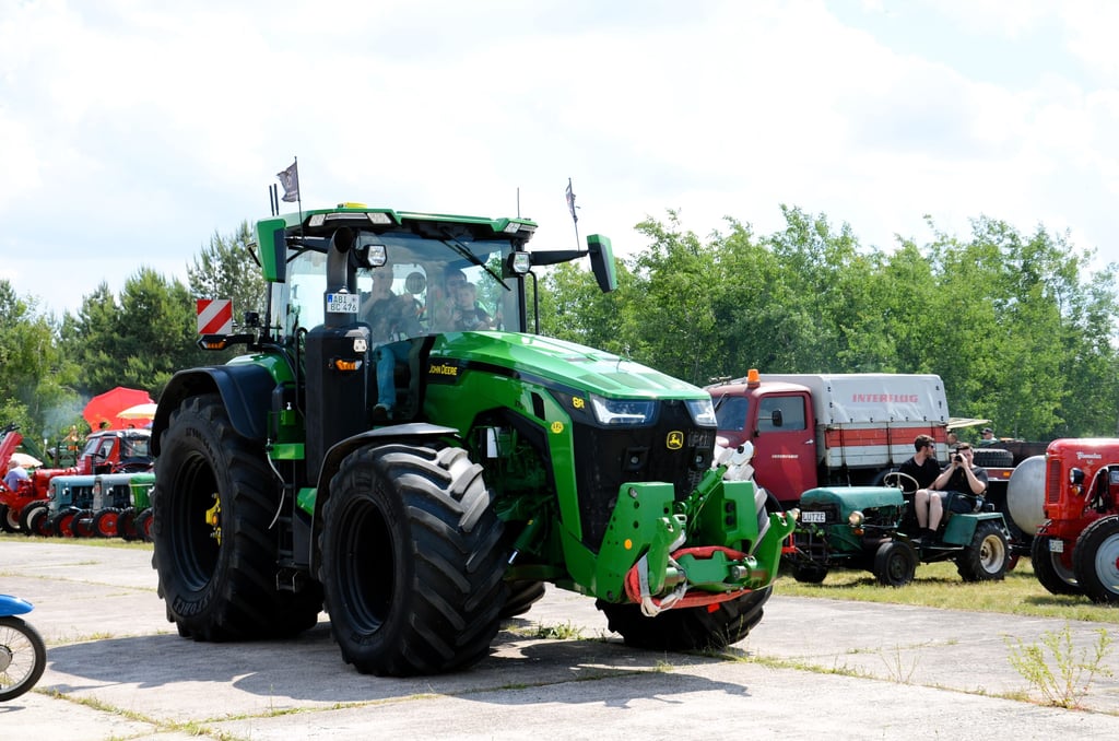 Dieser John Deere, ein 8R 370, stand für die modernen Landwirtschaftsfahrzeuge von heute.