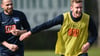 Der frühere Hertha-Profi John Heitinga (l) wird Trainer bei Ajax Amsterdam.