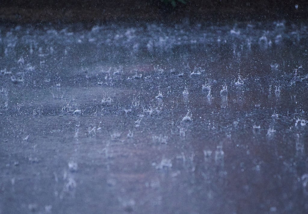 Starkregen, Hagel und Überschwemmungen richteten im vergangenen Jahr weniger Schaden in Berlin an als 2023. (Archivbild)