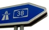 Ein Hinweisschild für die A 38. Am Freitagnachmittag war eine 84-Jährige auf der Autobahn nahe der Abfahrt Sangerhausen-Süd zu Fuß unterwegs. 