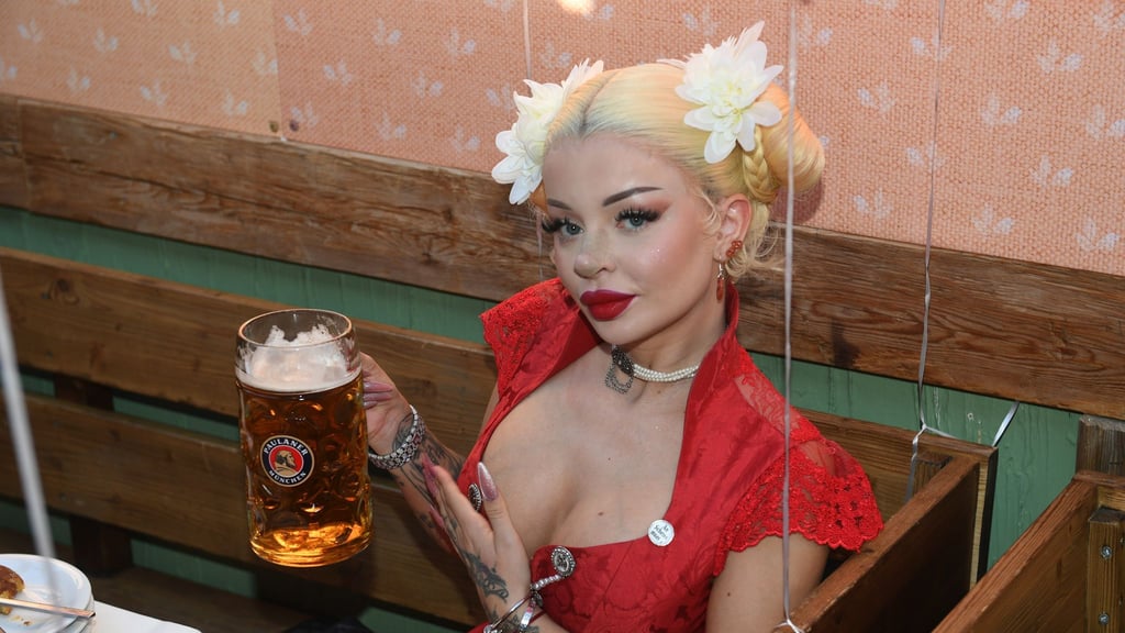 Rapperin Katja Krasavice wurde von der Polizei in Leipzig betrunken am Steuer erwischt.