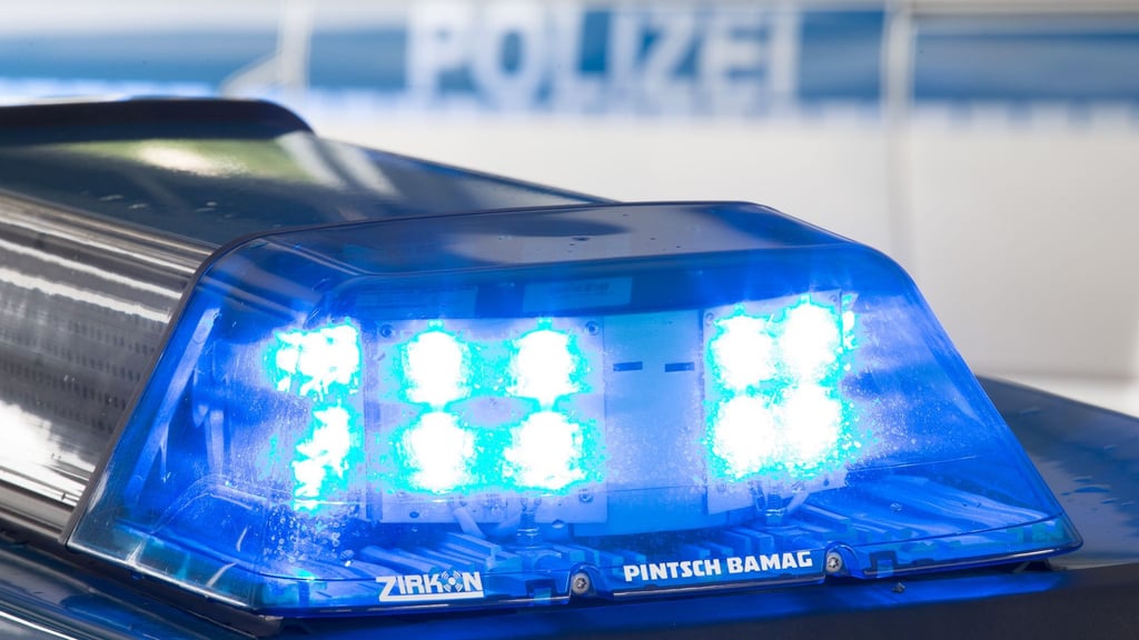 Ein entblößter Oberkörper und verfassungsfeindliche Tätowierungen lösten auf einem Supermarktparkplatz in Braunsbedra einen Polizeieinsatz aus.