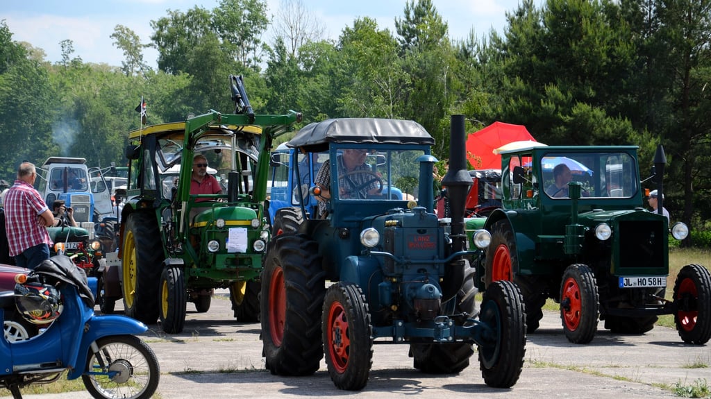 Höhepunkt des 2. Trecker- und Oldtimer-Treffens in Zerbst war die Treckerparade, bei der die verschiedenen Modelle in einer Zweier-Reihe über das Veranstaltungsgelände rollten.