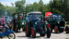 Höhepunkt des 2. Trecker- und Oldtimer-Treffens in Zerbst  war die Treckerparade, bei der die verschiedenen Modelle in einer Zweier-Reihe über das  Veranstaltungsgelände rollten.