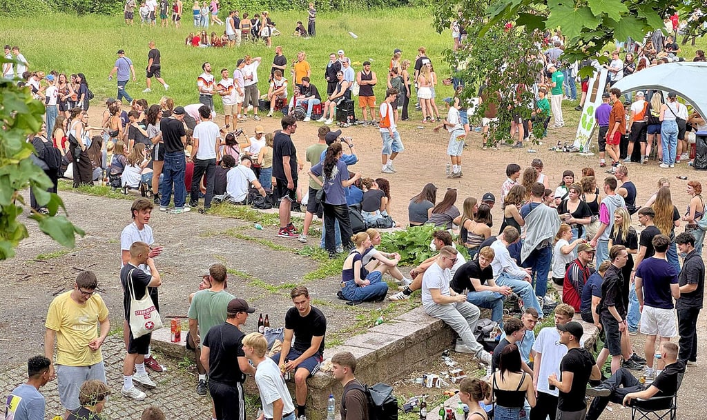 Galgenberg im Ausnahmezustand: Hunderte feiern beim Bierballturnier – zwischen Staub, Beats und Bierflaschen.