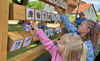 Cailee (4, vorn) und Skayla (5) probieren das neue Memory aus.
